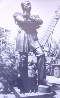 У ног Муравьева-Амурского: Тамара Бессолицына и Антонина Дмитриева. май 1992 г./ Нажмите, чтобы УВЕЛИЧИТЬ (нажмите, чтобы увеличить)