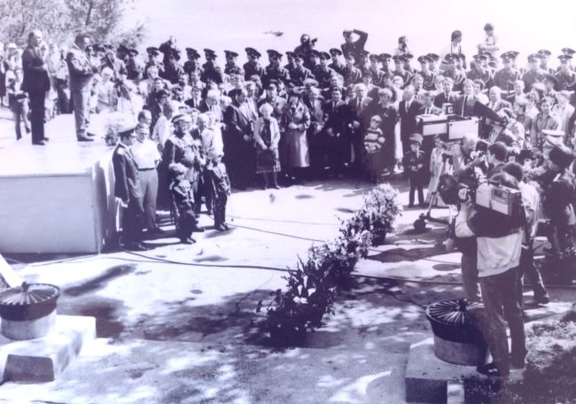 Открытие памятника Муравьева-Амурского состоялось в Хабаровске 31 мая 1992 года при большом стечении народу. Выступает глава администрации Хабаровского края Виктор Ишаев. 31 мая 1992 г./ Нажмите, чтобы УВЕЛИЧИТЬ (нажмите, чтобы увеличить)