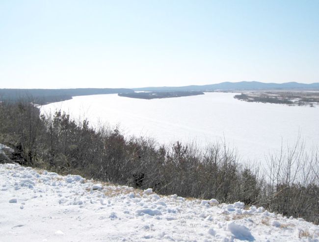 Застава имени Стрельникова. Справа - китайский берег Уссури