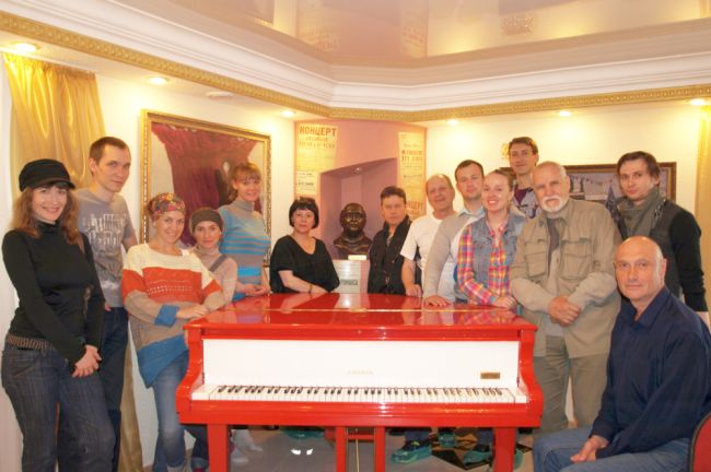 Труппа Хабаровского театра в музее Козина, 2013 г./ Нажмите, чтобы УВЕЛИЧИТЬ (нажмите, чтобы увеличить)