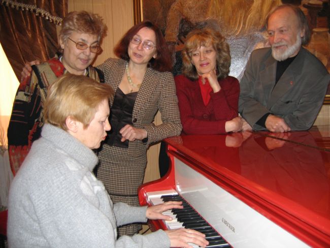 Слева направо - Татьяна Лесняк, Вера Смирнова, Татьяна Цирценс, Камиль Козаев, за роялем - Людмила Ярошевская/Нажмите, чтобы УВЕЛИЧИТЬ (нажмите, чтобы увеличить)