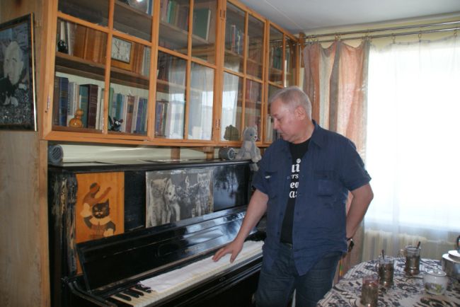 Художественный руководитель Санкт-Петербургского театра кукол им. Деммени Аркадий Мирохин в квартире-музее, 2013 г./Нажмите, чтобы УВЕЛИЧИТЬ (нажмите, чтобы увеличить)