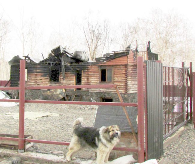 Полусгоревший дом