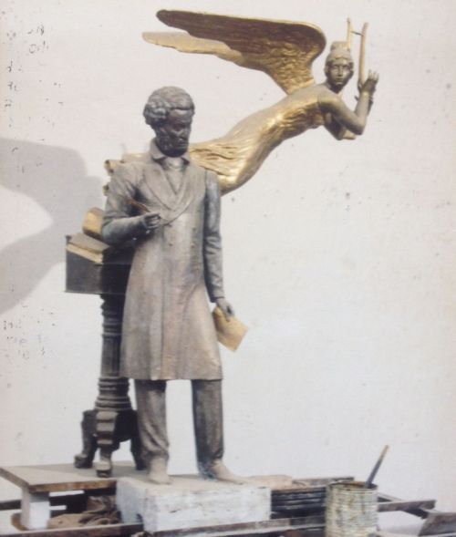 Проект Пушкина скульптора Юрия Кукуева, совершенно в другой форме, с огромной музой с позолоченными крыльями./ Нажмите, чтобы УВЕЛИЧИТЬ (нажмите, чтобы увеличить)