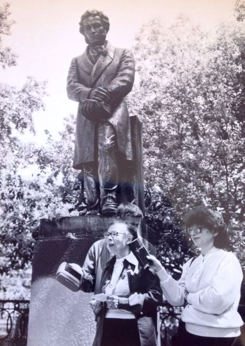 Открытие реставрированного памятника Пушкину в Хабаровске, 1990 год. Выступает Антонина Дмитриева./ Нажмите, чтобы УВЕЛИЧИТЬ (нажмите, чтобы увеличить)