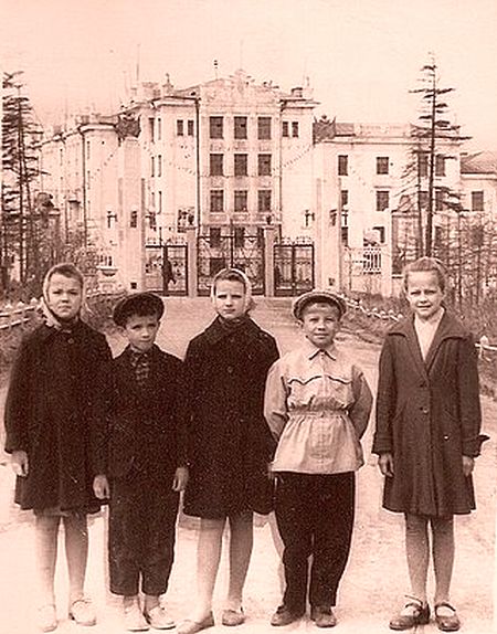 Дети в парке. Старый Магадан