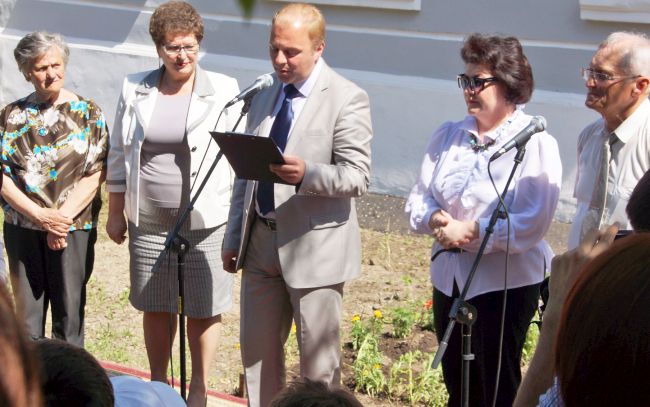 Президиум на открытии памятной доски: (слева направо) скульптор Надежда Ивлева, председатель гордумы Светлана Баженова, советник мэра по связям с общественностью Иван Лаврентьев, заместитель главы администрации Тамара Овсейко, председатель писательской организации Леонид Воробьев.