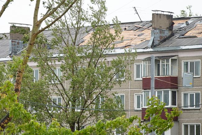 ... и разрушил кровлю жилых домов