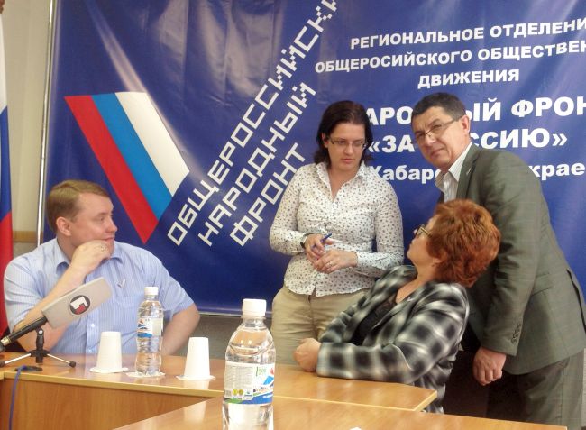 Актив ОНФ: руководитель регионального отделения «Опоры России» Сергей Мазунин, заместитель руководителя исполкома центрального штаба ОНФ Наталья Костенко, председатель Хабаровского краевого объединения организаций профсоюзов Галина Кононенко и городской депутат Юрий Рошка (слева направо).