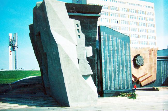 Таким был мемориал на площади Славы до реконструкции