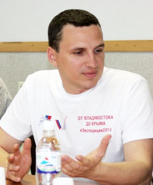 Депутат Госдумы Александр Ваисльев оценил дороги Биробиджана на «хорошо»!Почему не на «отлично»? Может, ответ на этот вопрос надо искать в меню обеда? Фаршированная рыба фиш не понравилась, или ее вообще не подавали?