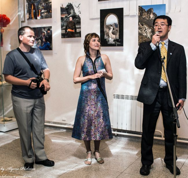 Заместитель генерального конксула КНР в Хабаровске Цзоу Юйчджун на открытии с авторами выставки