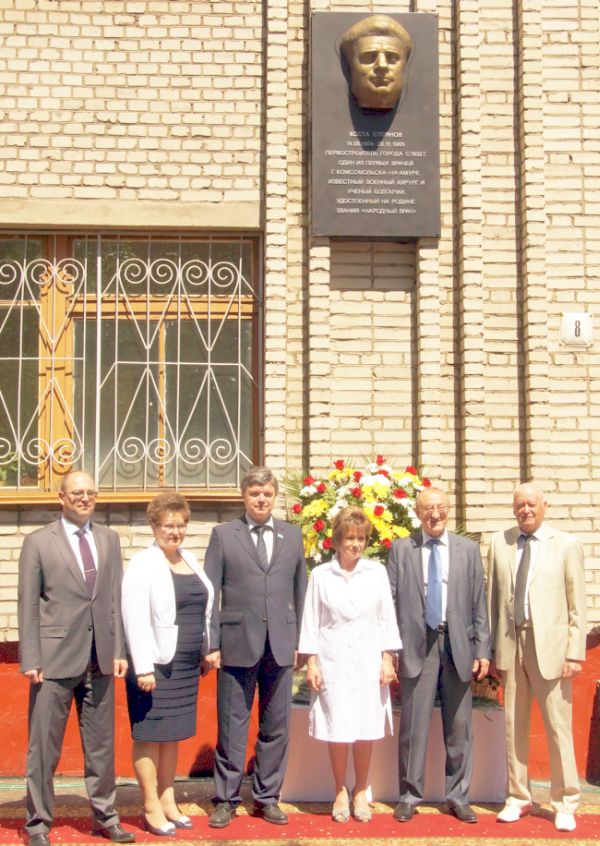 На открытии. Президиум: второй справа - глава администрации Комсомольска-на-Амуре Владимир Михалев, четвертый справа - спикер краевой думы Виктор Чудов.