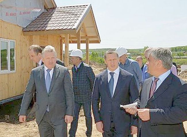 Виталий Тягунин узнал на стройплощадке в селе Джуен Амурского района, где строятся дома для пострадавших граждан, вместе с губернатором Хабаровского края Вячеславом Шпортом и полпредом в ДФО Юрием Трутневым - строителей из дела