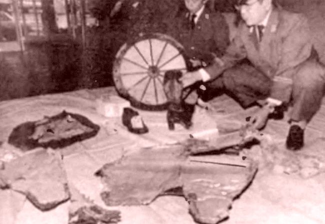 Катастрофа могла произойти в Охотском море; русские передали этот фрагмент японцам вместе с другими обломками в сентябре 1983-го. Перегородка. Плывущий обломок найден 14 сентября в Абашири на восточном конце побережья Хоккайдо, омываемом Охотским морем. Объект, похожий на колесо, - перегородка с военно¬го самолета, по крайней мере, один из которых, разбился в Охотском море.