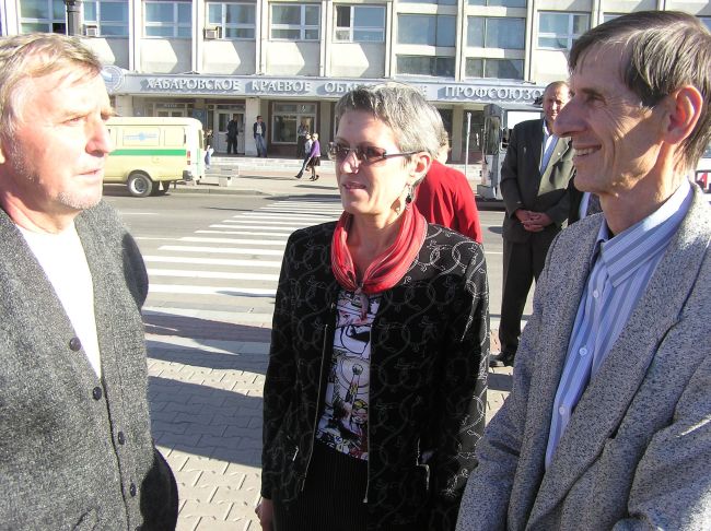Ирина Харитонова в окружении демократа Михаила Колбаско и правозащитника Михаила Вовка