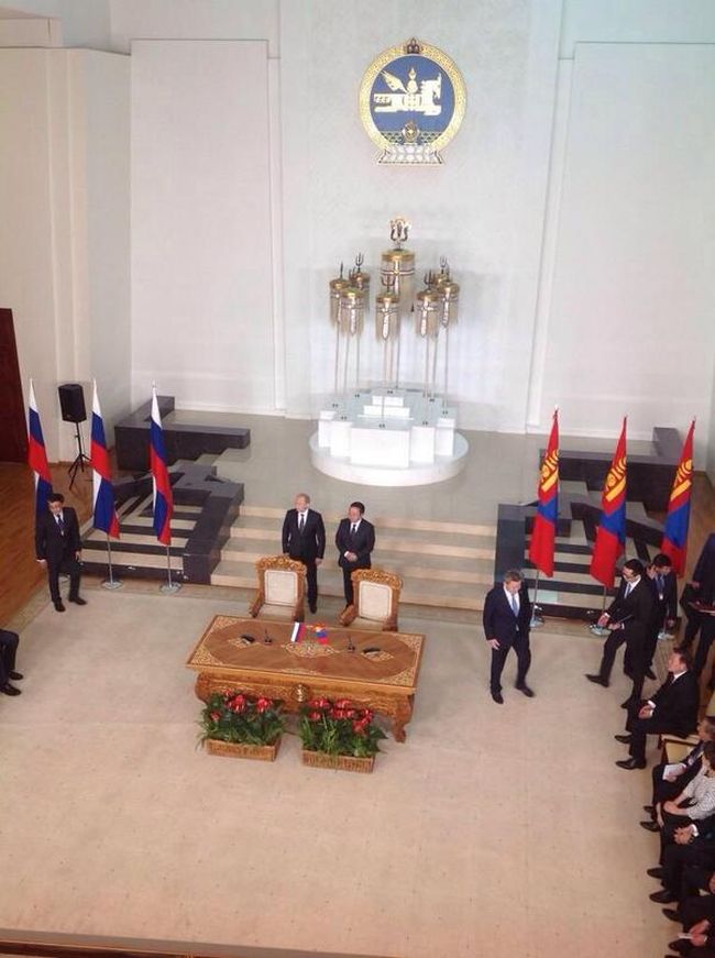 Россия и Монголия отменили визовый режим по итогам переговоров президентов двух стран, который был введен в 1995 году. Соответствующее соглашение подписано по итогам переговоров президента РФ Владимира Путина с его монгольским коллегой Цахиагийном Элбэгдоржем.