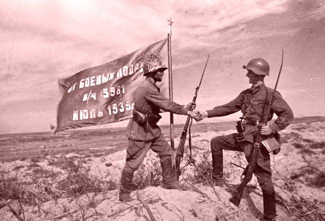 Водружение красного знамени над рекой Халхин-Гол.