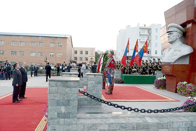 Церемония возложения венка к памятнику маршалу Г.К. Жукову. Фото пресс-службы Президента России