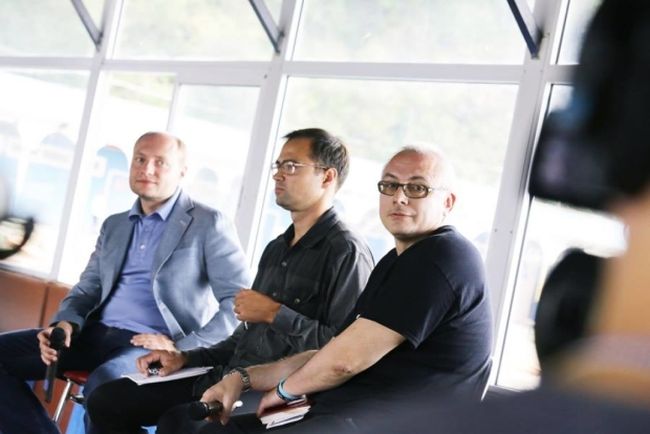 Министр Александр Галушка, журналист-писатель Василий Авченко и переводчик Макс Немцов (слева направо)