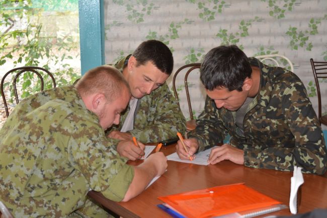 Теоретический этап на знания в области природоохранного законодательства и биоразнообазия Дальнего Востока. Фото: заповедник «Бастак»