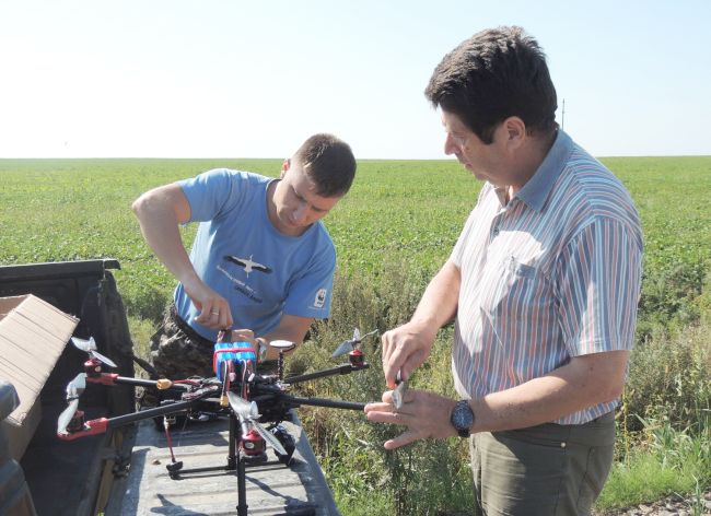 Антон Сасин «АмурСоЭС» и Вячеслав Одинцов WWF России готовят беспилотник к испытаниям. Фото Юрия Гафарова