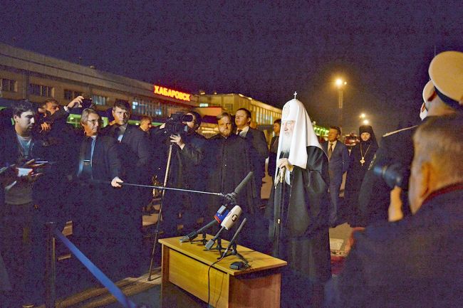 В аэропорту Хабаровска патриарх Кирилл дал краткое интервью представителям СМИ. Фото: свящ. Игорь Палкин. Пресс-служба патриарха Московского и всея Руси
