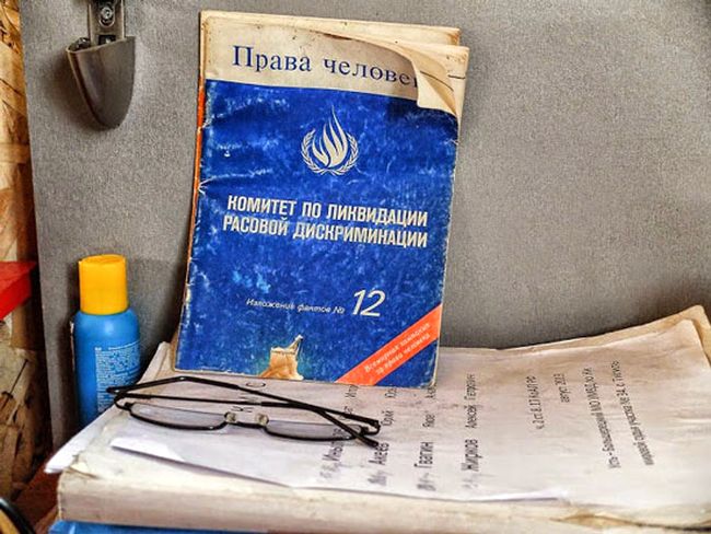 Эту брошюрку автор увидел в стойбище на берегу Охотского моря, где проживает К. Гордеев и представители КМНС занимающиеся рыбалкой. Они много могут рассказать о прессинге ментов и прочих, кто желает изгнать туземцев с их земли или не дать им права ловить рыбу, чтобы получать источник заработка для поддержания более мене сносной жизни.