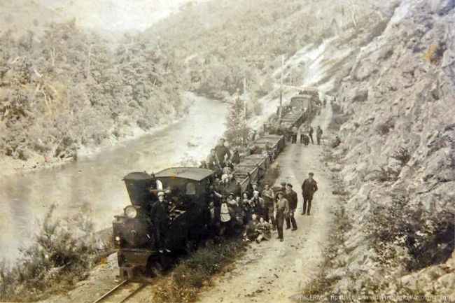 Состав с рудой на берегу реки Рудная. Российский государственный исторический архив Дальнего Востока