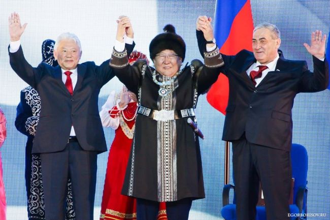 Первый президент Республики Саха (Якутия) Михаил Николаев (слева), Егор Борисов и предшественник на посту руководителя региона, заместитель председателя Совета Федерации Вячеслав Штыров (справа).