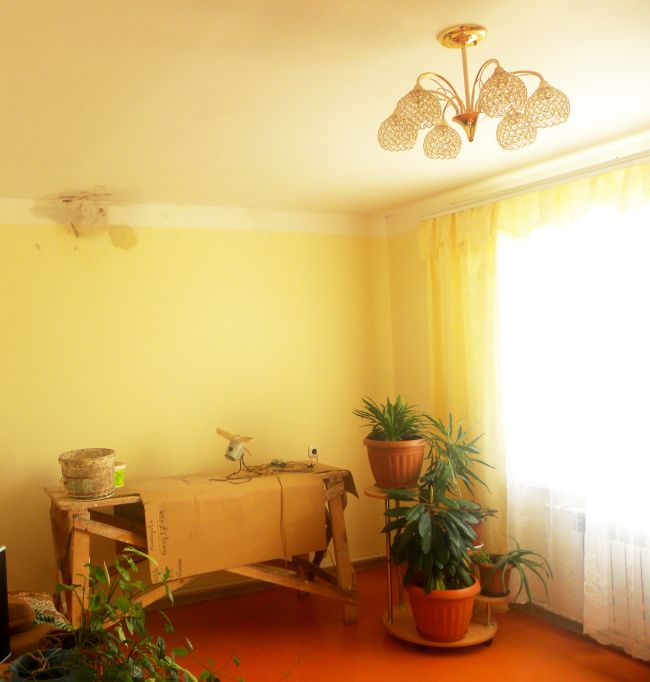 В одном из только что построенных домов в подполье стоит вода. В других - вода просачивается сквозь стены. На стенах и потолках - мокрые пятна