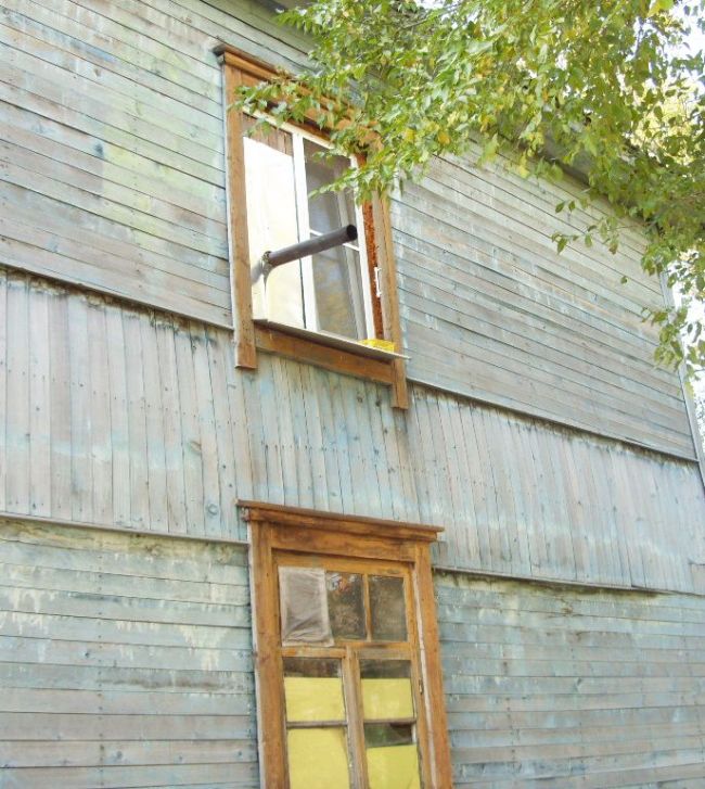 Жители п. Уссурийского готовятся встретить зиму на острове с буржуйками