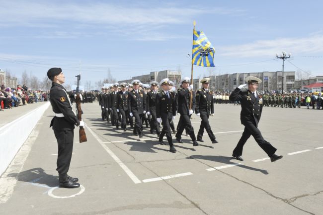«Коробка» морской авиации на параде 9 Мая в райцентре (нажмите, чтобы увеличить)