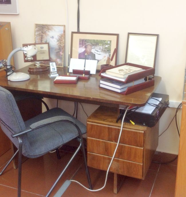 Дочь передала рабочий стол Валентина Романова  (1929–2011) в музей вуза, после его смерти.