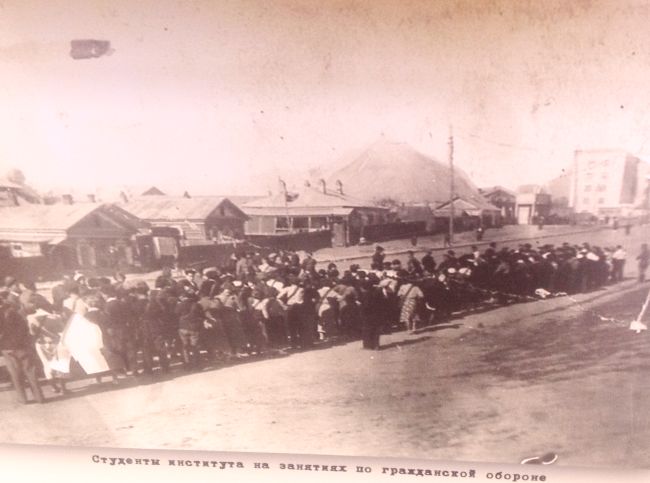 Студенты пединститута на занятиях по гражданской обороне. Слева - цирк, в 1959 здесь начнется строительство ХГМИ - мединститута.