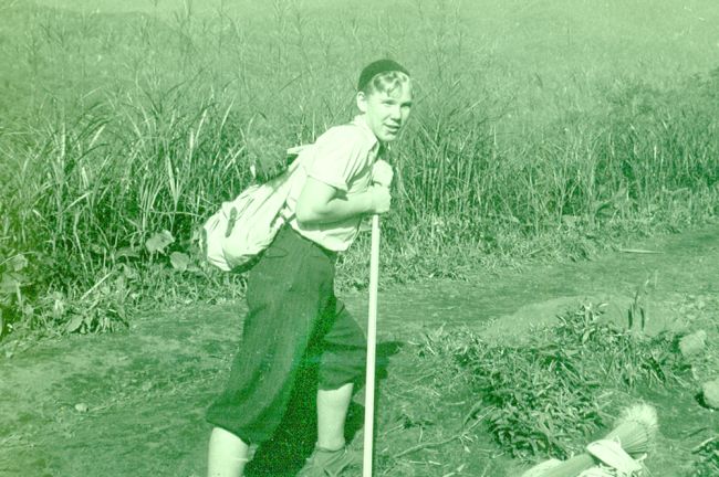 Глядя на фотографию крепенького и жизнерадостного мальчика, отправившегося с рюкзаком по проселочной дороге, думаешь о беззаботном детстве на просторах России. А ведь снимок сделан… в довоенной Японии. Это Боря Огородников. (нажмите, чтобы увеличить)