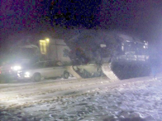 Для вытягивания груженых фур и КамАЗов спасатели использовали инженерную машину разграждения на базе танка Т-72