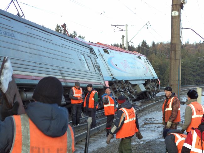 Боковое столкновение пассажирского поезда №99 сообщением «Москва - Владивосток». Фото ГУ МЧС по Свердловской области.