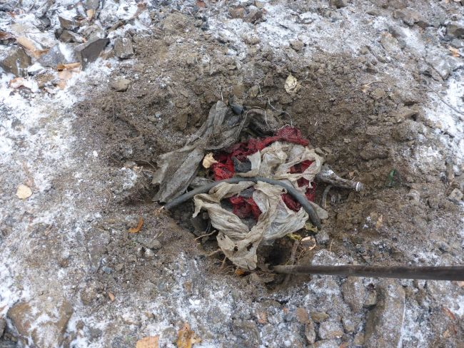 Шурф. Под слоем щебня на дне выемки находятся отходы