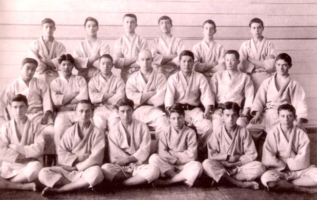 Владивосток, секция дзюдо, около 1915 г. В центре - Василий Ощепков