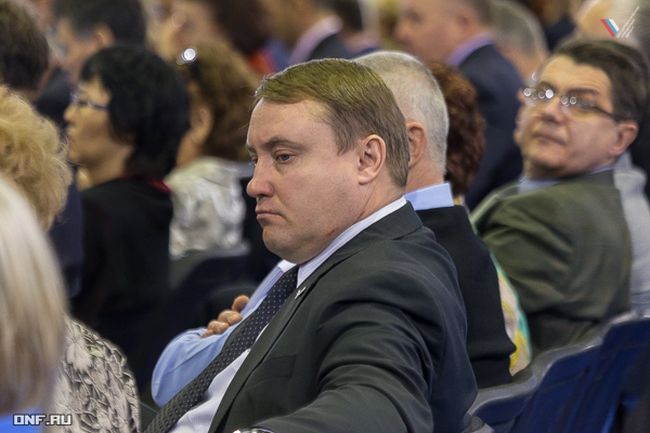 Сергей Мазунин, сопредседатель Общероссийского народного фронта в Хабаровском крае, на заднем плане - сопредседатель Юрий Рошка