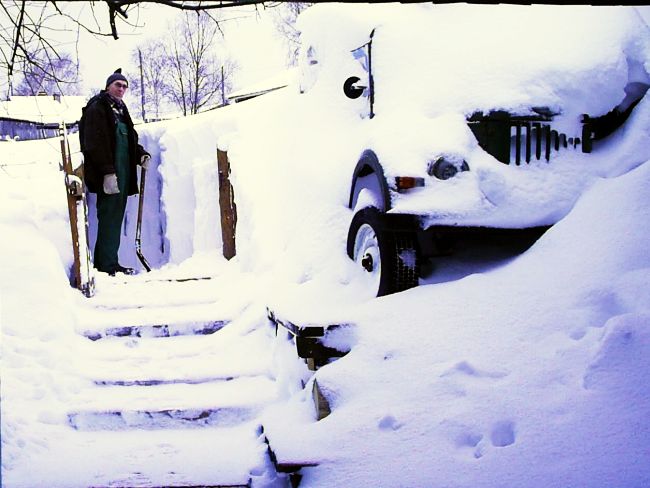 В Де-Кастри, в первый день стихии, 2 декабря, снега выпало в рост человека