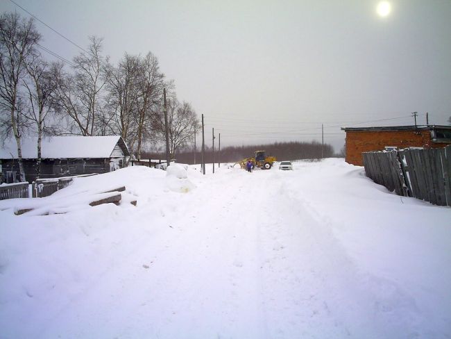 Снег в Де-Кастри разгребали бульдозерами