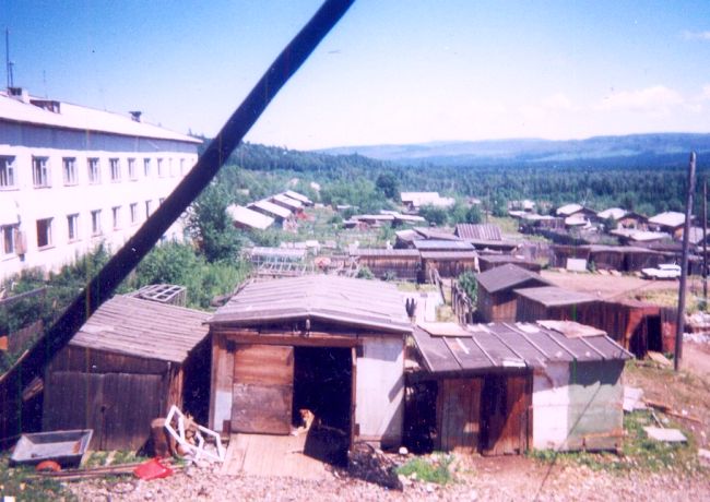 Вот полуразрушенные дома и хозпостройки поселка Коппи...