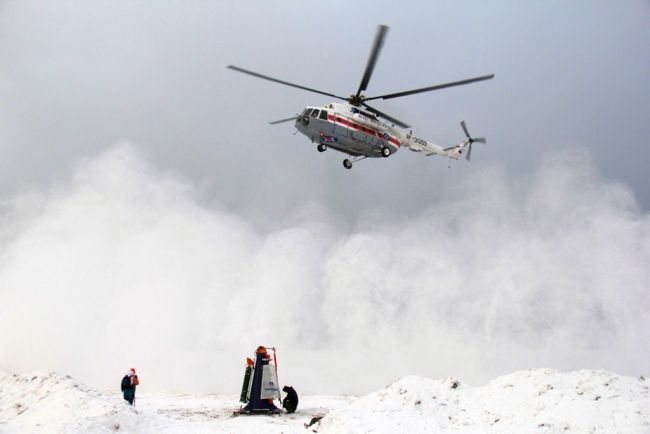 Вертолет сбивает лавину