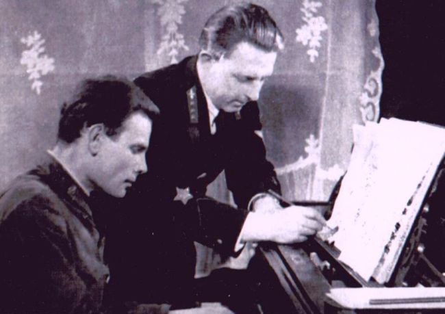 Сергей Феоктистов (в центре) с песней «Шуми, Амур» (нажмите, чтобы увеличить)