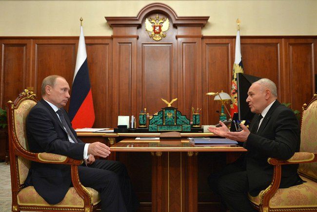 Владимир Путин с губернатором Магаданской области Владимиром Печеным. Фото пресс-службы президента России