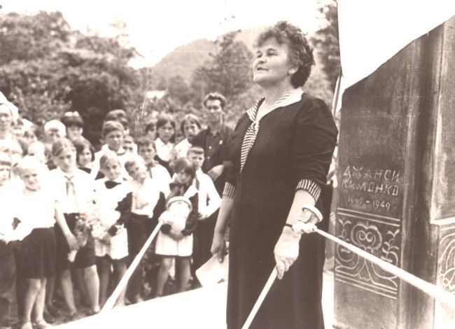 Юлия Шестакова в с. Гвасюги района им. Лазо Хабаровского края на открытии памятника Джанси Кимонко, автора повести «Там, где бежит Сукпай». 1980 г. (нажмите, чтобы увеличить)