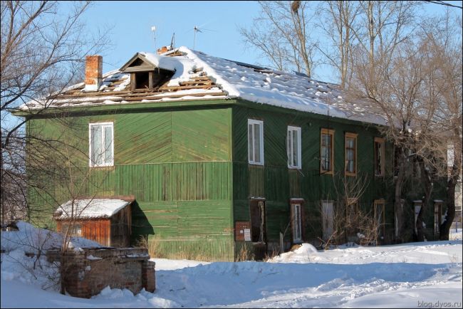Крыши домов в поселке разобрали, чтобы весной от снега они все развалились и жители убежали сами