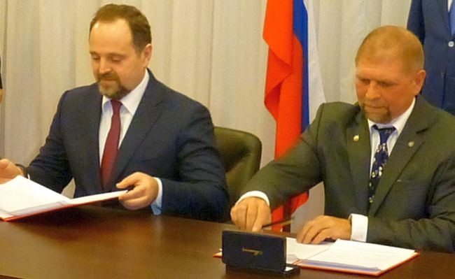 Подписание соглашения главой Минприроды России Сергеем Донским и директором WWF России Игорем Честиным (слева направо). Фото Павла Фоменко.
